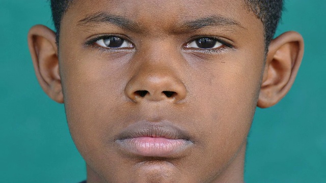 黑色儿童肖像悲伤的孩子的脸沮丧的表情视频下载