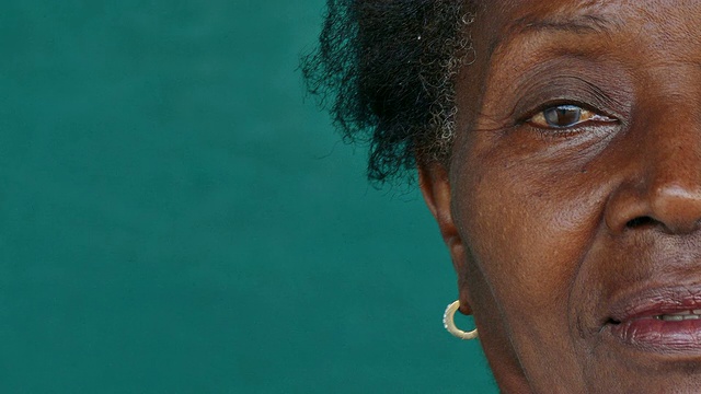 11非裔美国人描绘快乐老年妇女的笑脸视频下载