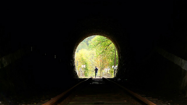 人找到出路，站好幸福，隧道尽头有光视频素材