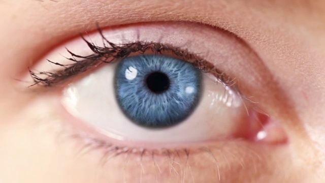 星系。在人类的眼睛。蓝色的。视频素材