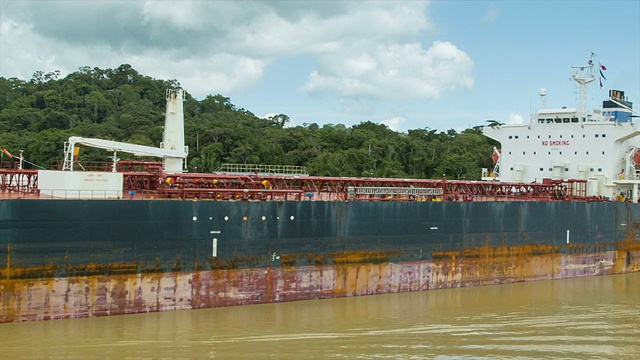 通过巴拿马运河的油轮集装箱货船视频下载