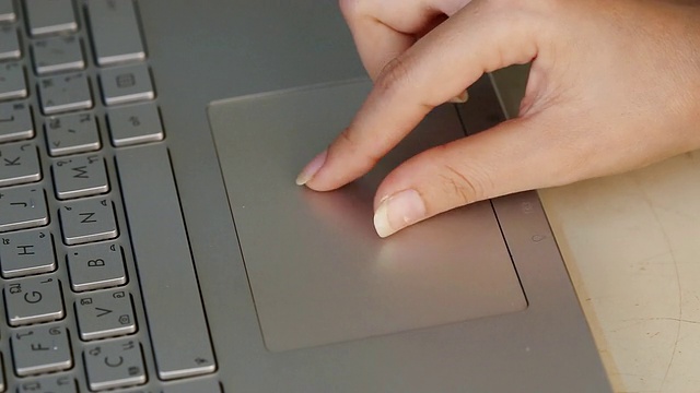 使用触控板的手笔记本电脑键盘鼠标视频下载