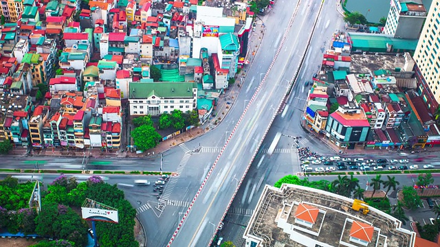 时间流逝-交通在道路交叉口在河内，越南视频素材