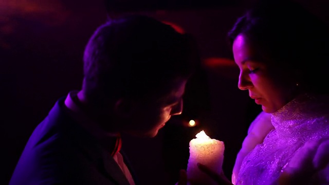 新婚夫妇熄灭蜡烛视频素材
