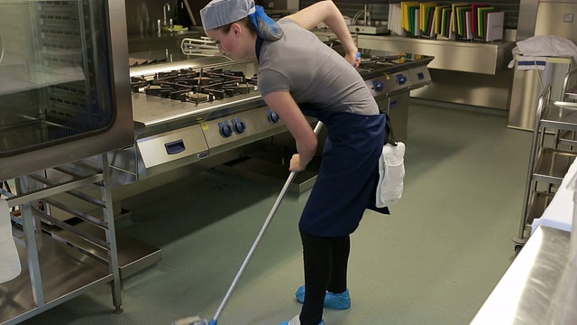 厨房清洁工在擦地板视频下载