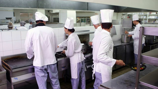 厨师们在忙碌的厨房里工作视频素材