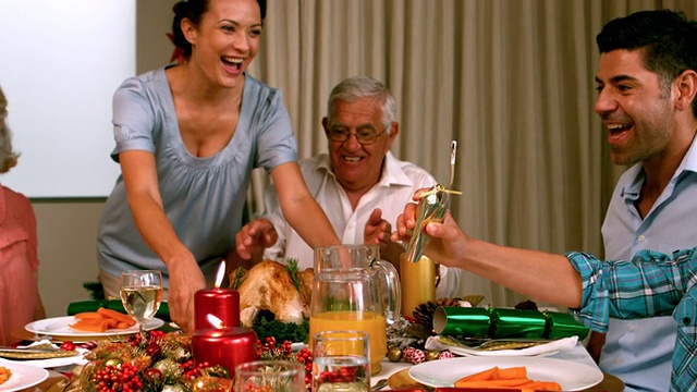 家人在家吃圣诞晚餐视频素材