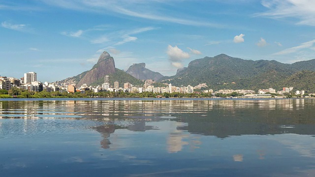 巴西，里约热内卢的天际线与水的倒影。视频下载