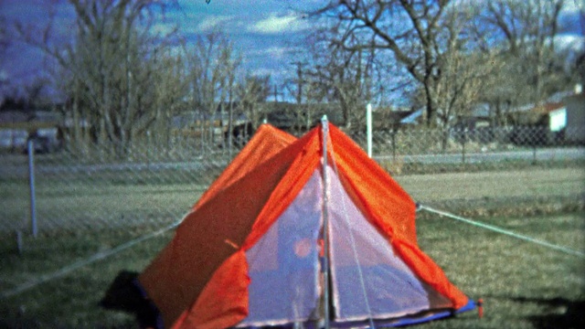 1974年:女孩在女童子军旅行中测试她的露营帐篷。视频素材