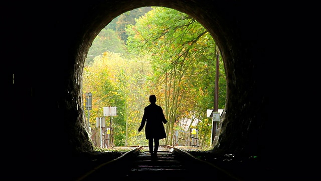 隧道里的女人小心翼翼地走错了路视频素材