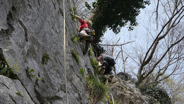 少女和男孩在爬山视频素材