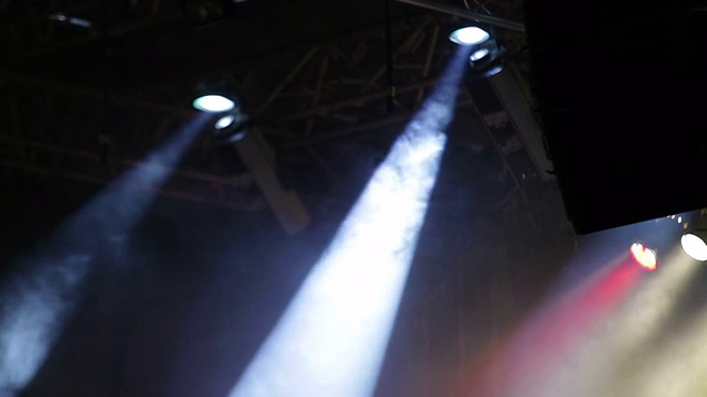 摇滚音乐会舞台与彩色聚光灯和烟雾视频素材