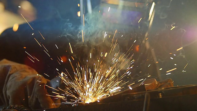 男人焊接，慢镜头视频素材