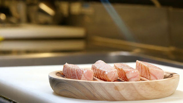 寿司厨师用手电筒烹饪鲑鱼视频素材