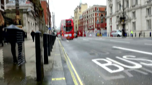 英国伦敦特拉法加广场附近的行人视频素材