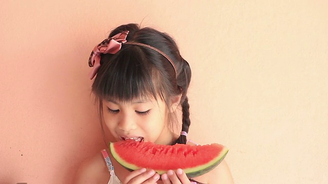 小女孩吃西瓜视频素材