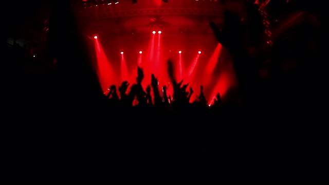 摇滚音乐会中疯狂的人群:手臂一起拍手的镜头视频素材