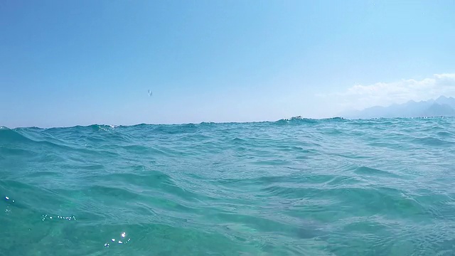 水下海浪与阳光光线I视频素材