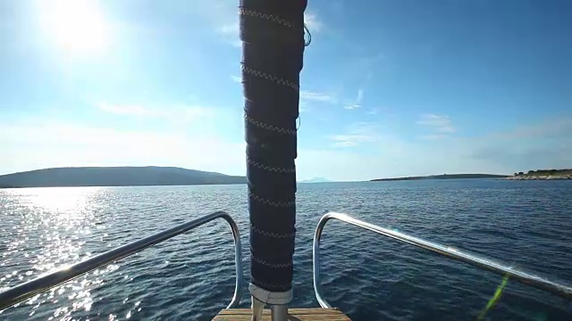 克罗地亚亚得里亚海上的一艘帆船视频素材