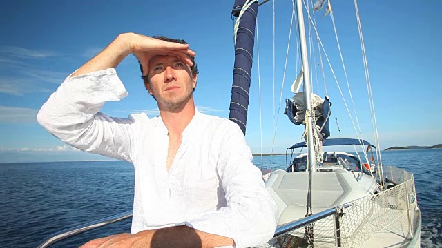 在亚得里亚海上享受航海旅行的人视频下载