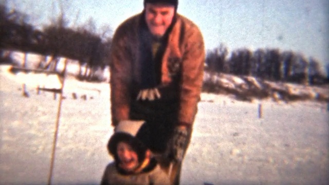 和家人一起坐雪橇的女孩(1942年老式8毫米)视频素材