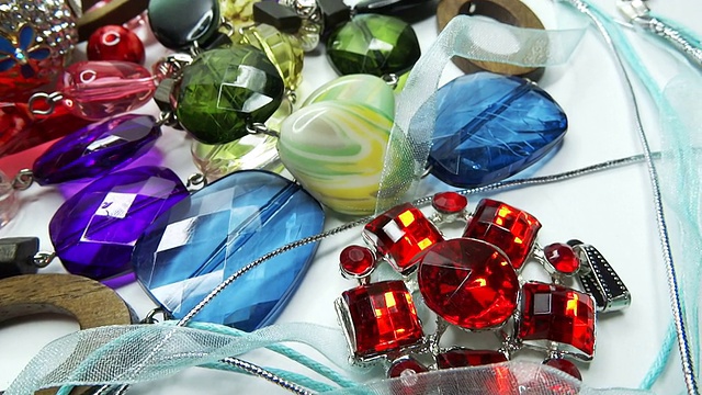 水晶、珠子、珠宝作为时尚背景视频素材