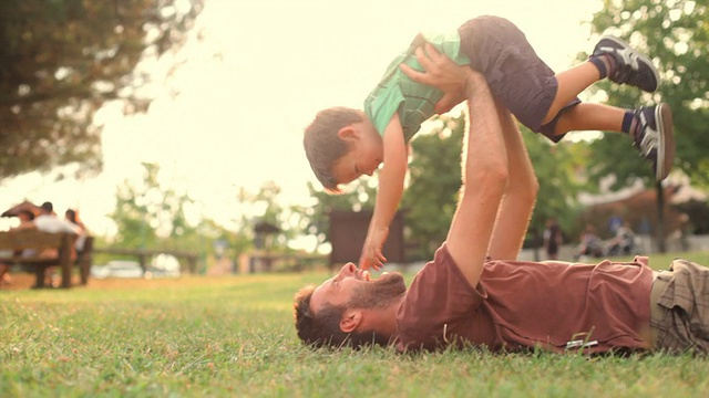 快乐的孩子和他的父亲在公园玩视频下载