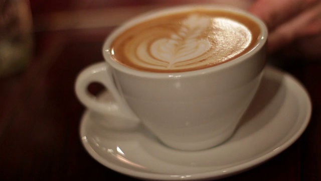 咖啡师倒一杯卡布奇诺- CU，慢动作视频素材