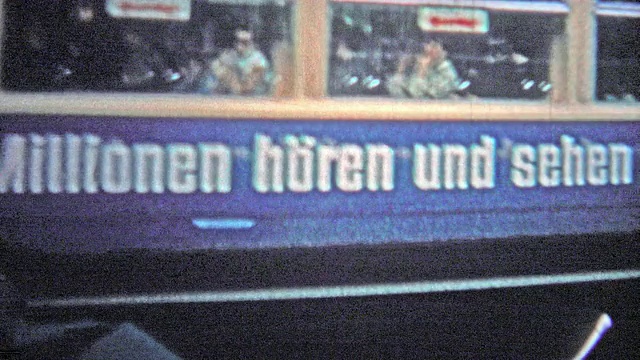 德国汉堡——1966年:通勤轻轨列车特写展示了早期公共交通广告的使用。视频素材