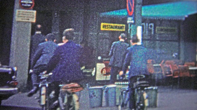 德国科隆——1966年:商务人士穿着正装骑着自行车上班。视频素材