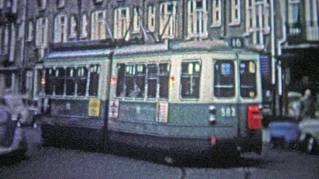 哥本哈根:1966年:在市中心，有轨电车是一种流行的公共交通工具。视频素材
