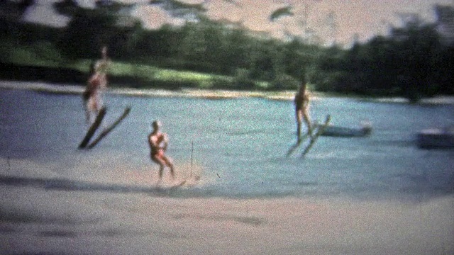 1957年，美国劳德代尔堡:勇敢的男子跳台滑水表演。视频素材
