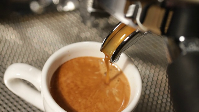 一杯加奶油的浓缩咖啡视频素材