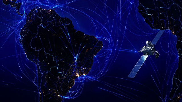 卫星向地球发送信号。世界连接。南美洲。蓝色的。视频素材
