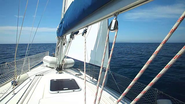 从亚得里亚海甲板上看帆船视频素材