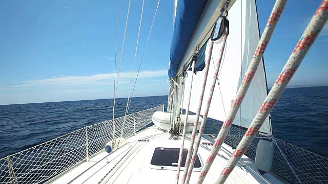 从亚得里亚海甲板上看帆船视频素材
