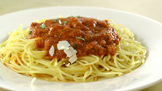 慢镜头放意大利面上的帕尔马干酪视频素材