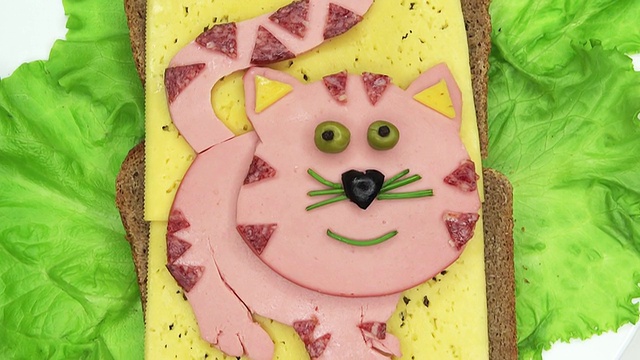 有创意的奶酪和萨拉姆猫形状的三明治视频素材