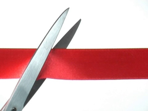 红丝带剪在白色上视频素材
