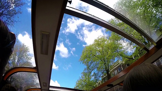 阿姆斯特丹运河船天窗，慢镜头，天空视图视频下载