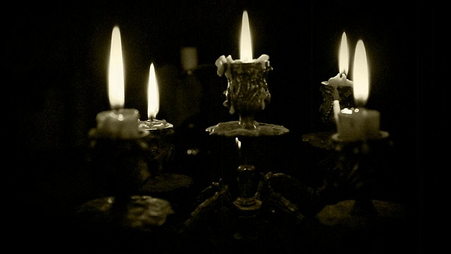 有五根树枝的烛台在一片漆黑中视频素材