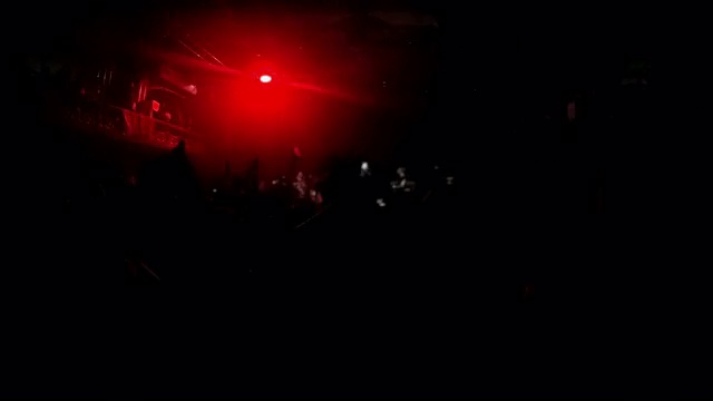 实时画面:闪烁的红灯和摇滚音乐会现场人群的掌声视频素材