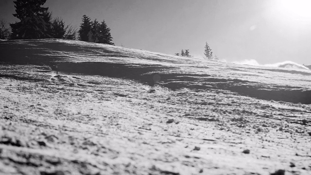 滑雪者下坡的黑白画面视频素材
