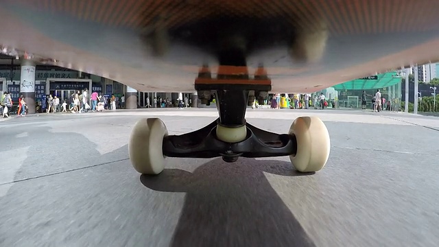 在街上玩滑板视频下载