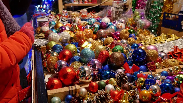 一张满是圣诞装饰品的桌子和人们想买一些圣诞树球的画面视频下载