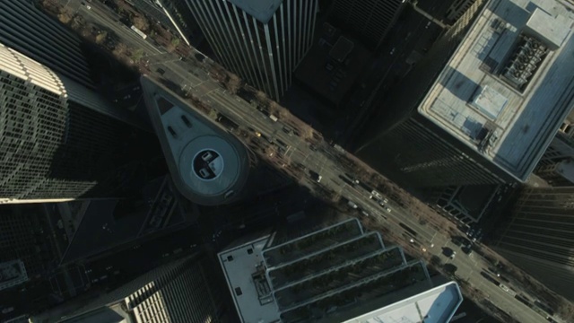 从空中俯瞰大都市的摩天大楼和街道视频素材