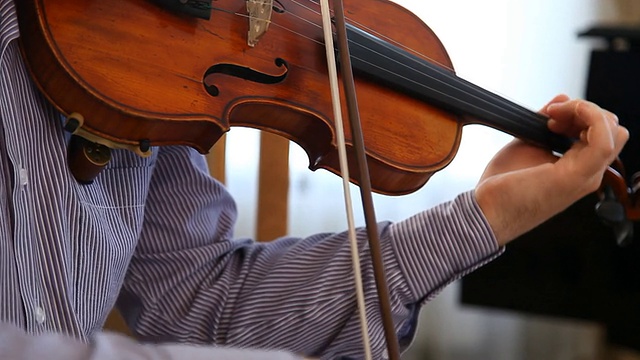 音乐家拉小提琴视频素材