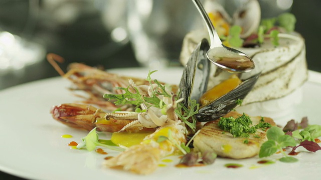 厨师用油装饰美味海鲜精选。视频素材