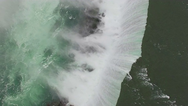 空中完成镜头的瀑布在4k视频素材