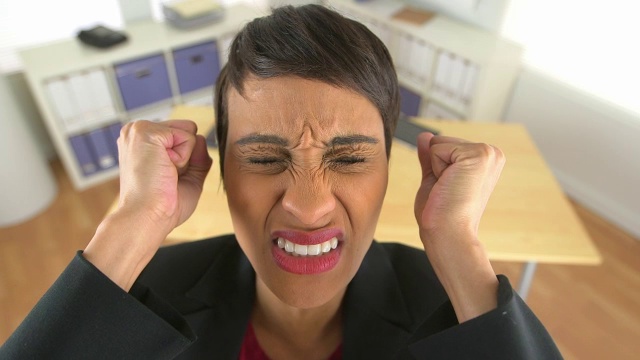近距离观察极度沮丧的商业女性在工作中尖叫视频素材
